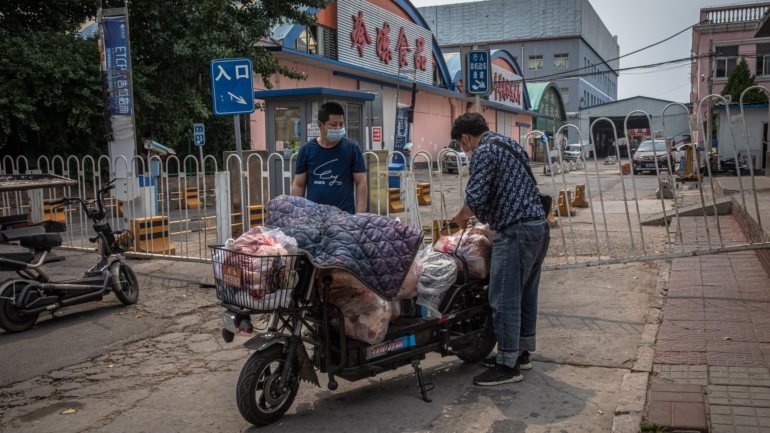 Nove escolas e jardins de infância foram também encerrados nas redondezas do mercado de peixe e mariscos de Pequim