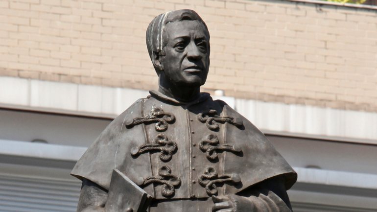 A estátua celebra a figura de Eduardo Melo Peixoto, antigo sacerdote de Braga e ativista anti-comunista