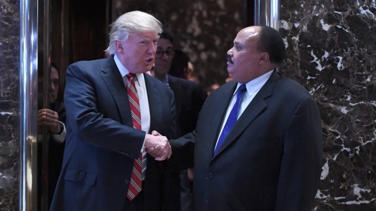 Martin Luther King III em 2017 a apertar a mão ao recém-eleito presidente dos EUA, Donald Trump