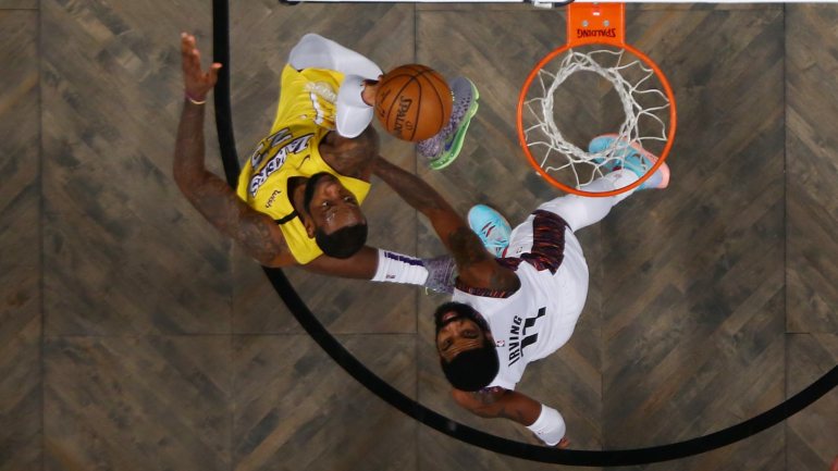 LeBron James, grande figura dos Lakers, quer voltar a jogar; Kyrie Irving, ex-companheiro que está hoje nos Brooklyn Nets, admite não fazê-lo