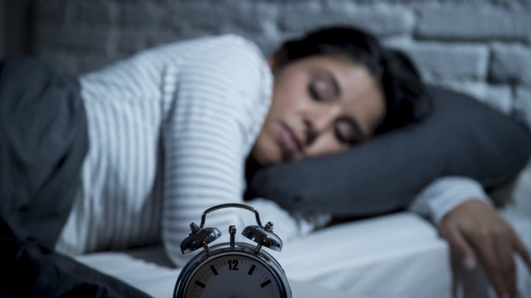 Estar fechado em casa diminuiu as diferenças entre o sono durante a semana e o sono do fim de semana