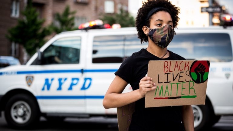 O anúncio surge no contexto dos protestos nos Estados Unidos, nomeadamente em Nova Iorque, pela morte do cidadão afro-americano George Floyd às mãos da polícia