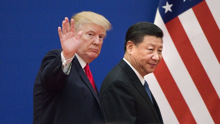 A guerra comercial que separa Estados Unidos e a China já dura há mais de dois anos, com uma escalada de sanções económicas que parecia ter abrandado, no início deste ano