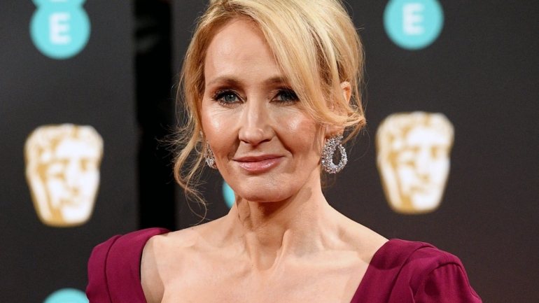J.K. Rowling envolveu-se numa polémica depois de comentários feitos no Twitter