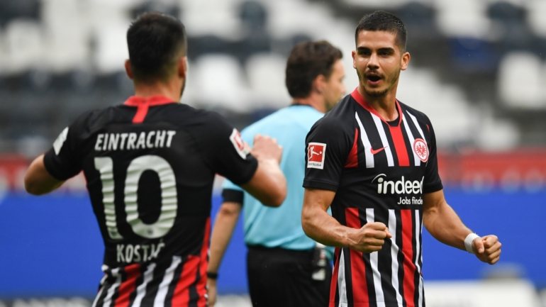 André Silva festeja o primeiro golo da vitória do Eintracht Frankfurt frente ao Schalke 04 com Kostic, que fez a assistência para o 2-0
