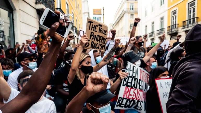 Em 6 de junho, &quot;milhares de pessoas em Portugal saíram às ruas de forma espontânea pela igualdade de direitos e contra o racismo e xenofobia&quot;