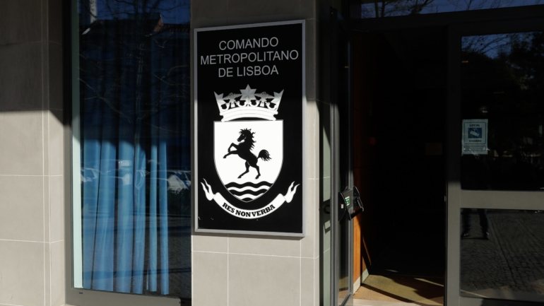 O Comando Metropolitano de Lisboa da PSP avançou que um jovem de 15 anos foi esfaqueado no tórax e nos braços e outra pessoa foi baleada com vários tiros