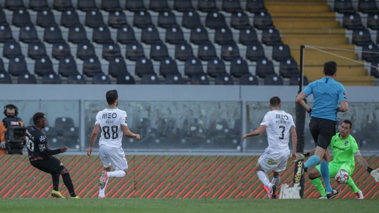 Gabrielzinho marcou assim o golo do empate em Guimarães, materializando melhor entrada do Moreirense após o intervalo
