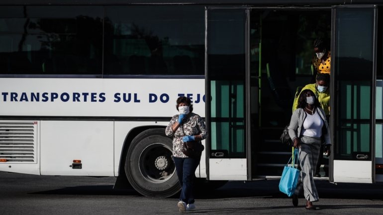 A Área Metropolitana de Lisboa relembra que se mantém obrigatório o uso de máscara para viajar de transportes públicos