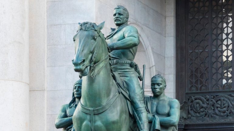 A estátua de bronze, que se encontra numa das entradas daquele museu desde 1940, representa Roosevelt a cavalo, com um índio e um africano do seu lado