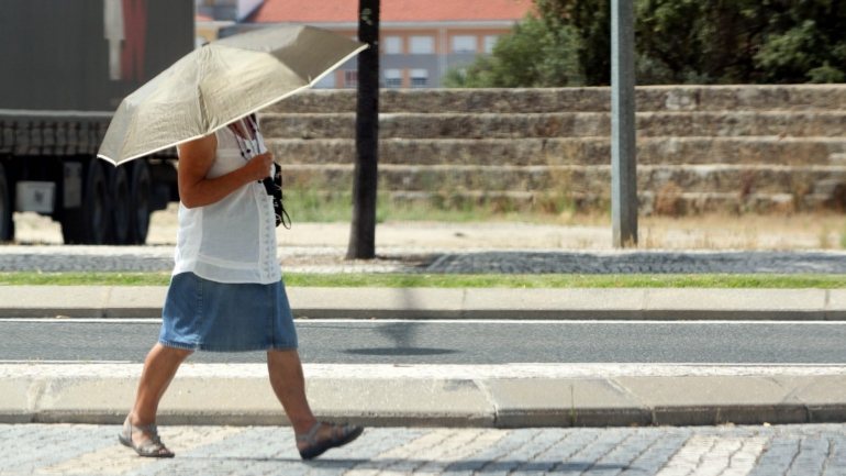 o IPMA aconselha a utilização de óculos de sol com filtro UV, chapéu, 't-shirt', guarda-sol, protetor solar e evitar a exposição das crianças ao Sol.