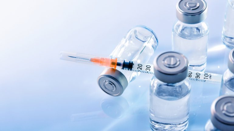 Para vacinar a população em massa, a Rússia tem de produzir 70 milhões de doses da vacina
