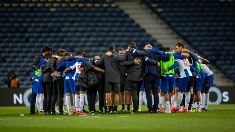 Jogadores, treinadores e restante staff do FC Porto, na habitual roda em conjunto feita no final dos jogos