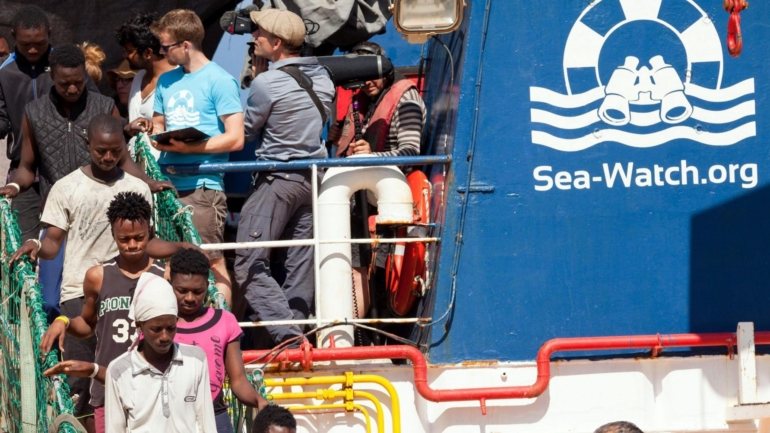 Nos últimos dias, o navio da organização não-governamental (ONG) Sea Watch resgatou cerca de 200 migrantes no Mediterrâneo, que foram transferidos para bordo de um navio italiano