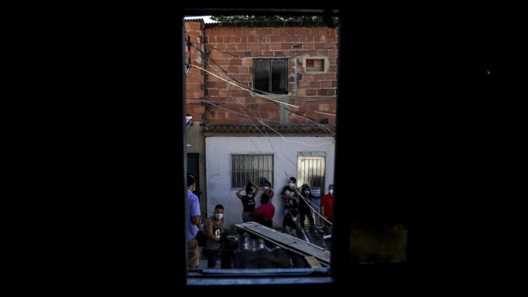 89% dos moradores das favelas brasileiras afirmaram que contrariam as recomendações de isolamento social e saíram de suas casas na última semana