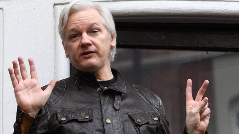 Assange, de 47 anos, é acusado de ter divulgado centenas de milhares de comunicações e ficheiros sobre as guerras no Afeganistão e no Iraque