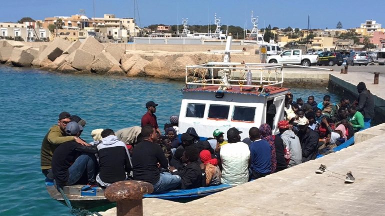 Após serem identificados e submetidos a um primeiro controlo sanitário, os migrantes serão transferidos para um centro de acolhimento local, segundo a agência italiana