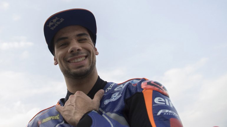 O piloto natural de Almada estreou-se no Moto GP na temporada passada, tendo ficado em 17.º na classificação geral