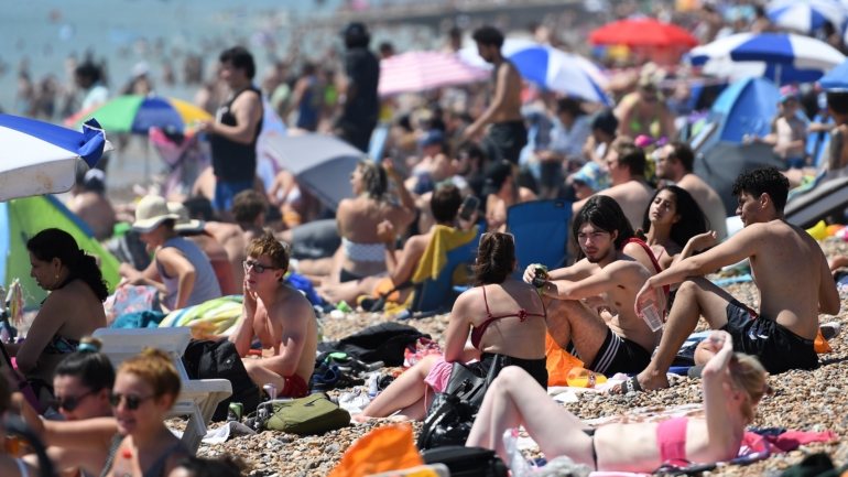 Milhares de britânicos ignoraram as regras de segurança nas praias locais