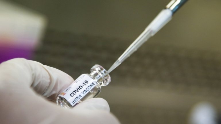 Um primeiro teste de uma potencial vacina contra o novo coronavírus foi levado a cabo em abril pela Universidade de Oxford
