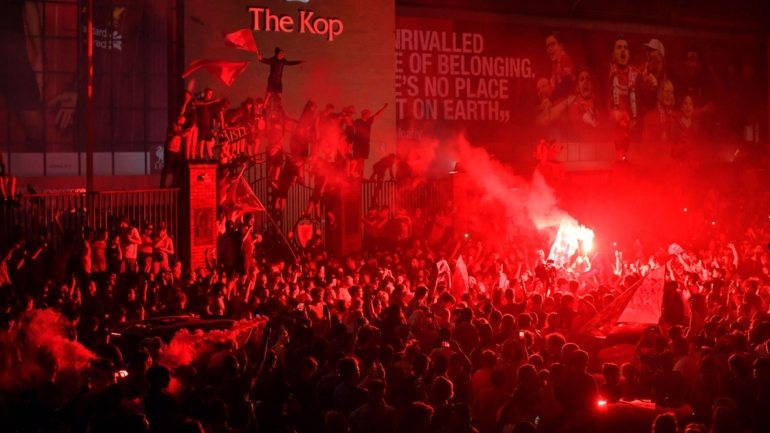 Distanciamento social e contexto de pandemia foram esquecidos por uma noite em Liverpool, com milhares de fãs em festa