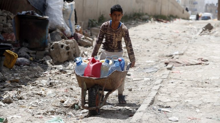 Relatório da UNICEF aponta que o número de crianças iemenitas desnutridas pode chegar aos 2,4 milhões até ao final do ano, um aumento de 20% em relação ao cenário atual