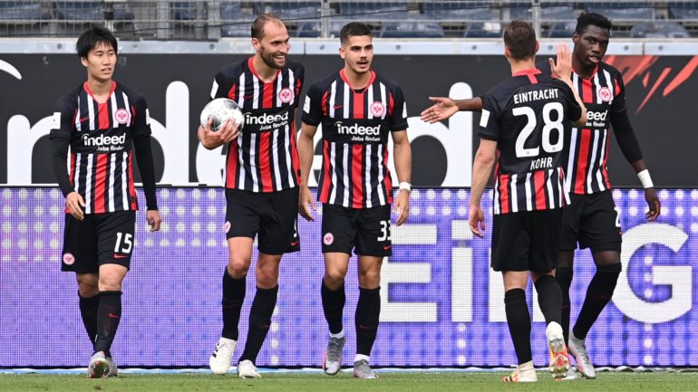 Kamada não marcou frente ao Paderborn mas André Silva e Bas Dost deram o quinto triunfo nos últimos oito jogos ao Eintracht