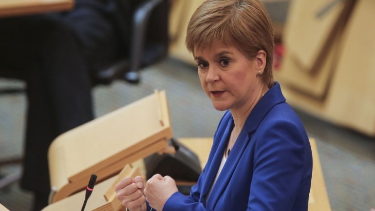 A chefe do governo escocês criticou a falta de diálogo por parte do executivo britânico no que se refere ao levantamento da quarentena a certos países