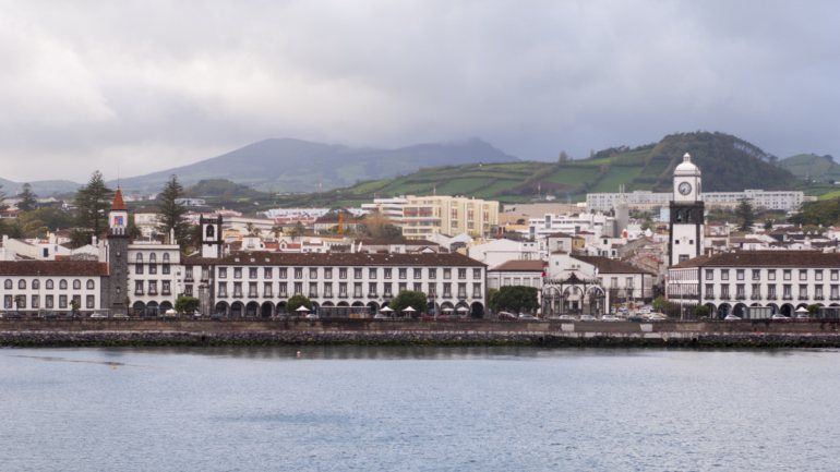 Em causa está o processo movido pelo banco Santander, que acusa a Câmara Municipal de ter fugido ao pagamento do crédito, no valor de 7,5 milhões de euros, com a alienação de 51% do capital social da Azores Parque.