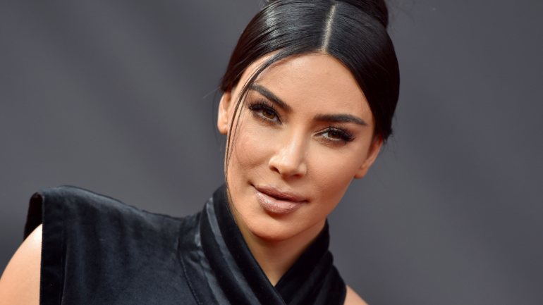 A linha de maquilhagem de Kim Kardashian West está agora avaliada em mil milhões de dólares