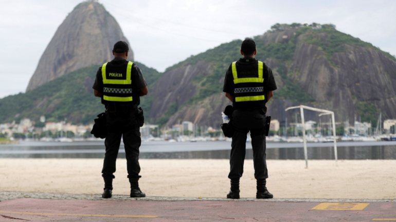 Os agentes das polícias do Rio de Janeiro estão a cumprir seis mandados de prisão, além de 31 de busca e apreensão em vários pontos da cidade