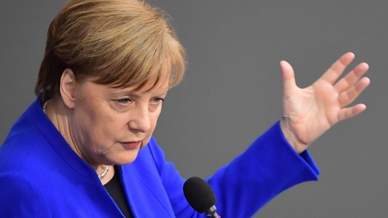 A chanceler alemã, Angela Merkel, assumiu como grande prioridade da presidência alemã reativar a economia europeia