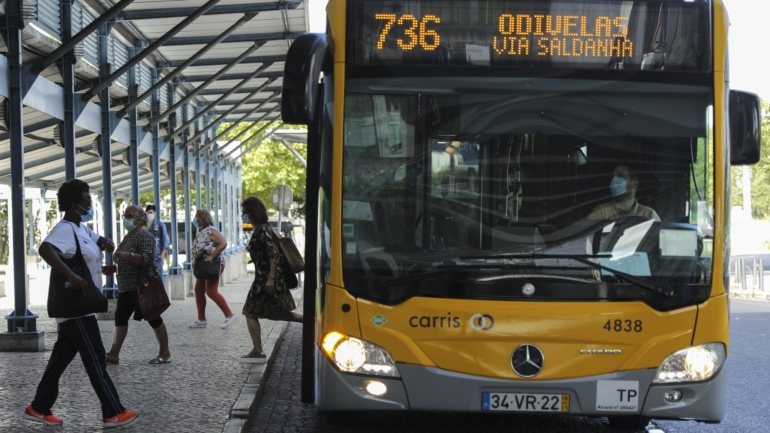 A Área Metropolitana de Lisboa (AML) reforçou a partir desta quarta-feira a oferta de transportes públicos, sobretudo de autocarros, permitindo que a capacidade fique a 90% da que existia