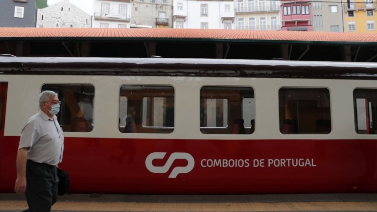 De acordo com o ministro Pedro Nuno Santos, dos dois mil trabalhadores da CP cujo local de trabalho é o comboio, só houve até agora três infetados com Covid-19