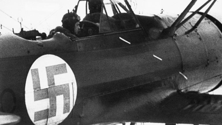 Imagem de um avião de combate finlandês, que se estima remontar a 1939 ou 1940, onde é visível uma suástica — neste caso, azul sobre um fundo branco