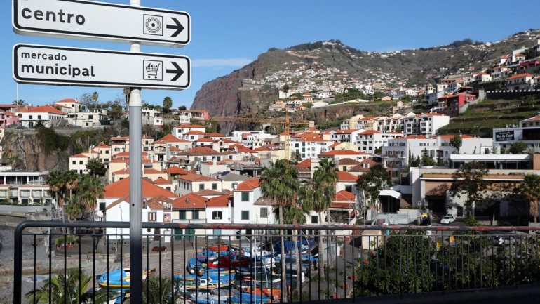 O Cultura Madeira disponibiliza cerca de 300 conteúdos, divididos pelos temas &quot;a saber&quot; (notícias e atividades), &quot;a descobrir&quot; (visitas virtuais, obras, artistas e coleções) e &quot;a conhecer&quot; (informação e olhares sobre o passado).