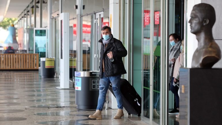 A operação de rastreio de viajantes no Aeroporto da Madeira, levada a cabo pelo Instituto de Administração da Saúde, teve início na quarta-feira
