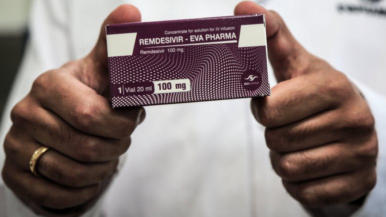 O Infarmed assegurou que Portugal tem &quot;stock&quot; disponível e reserva para uso imediato do medicamento Remdesivir e que o laboratório não antecipa constrangimentos no seu acesso aos doentes portugueses