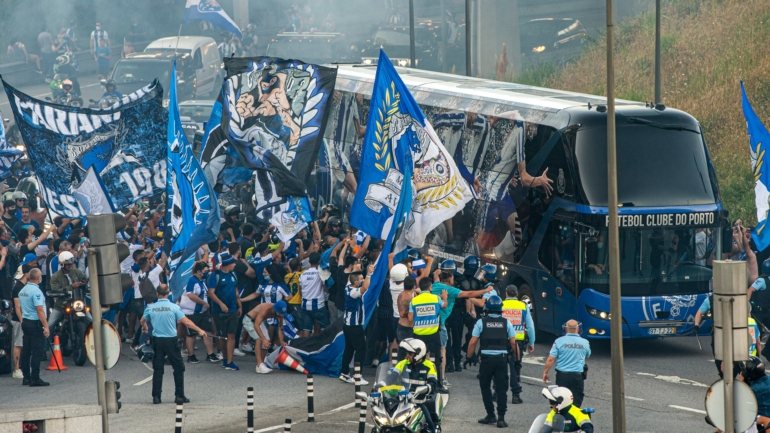 Centenas de adeptos do FC Porto juntaram-se nas imediações do Dragão antes do jogo para apoiarem a equipa