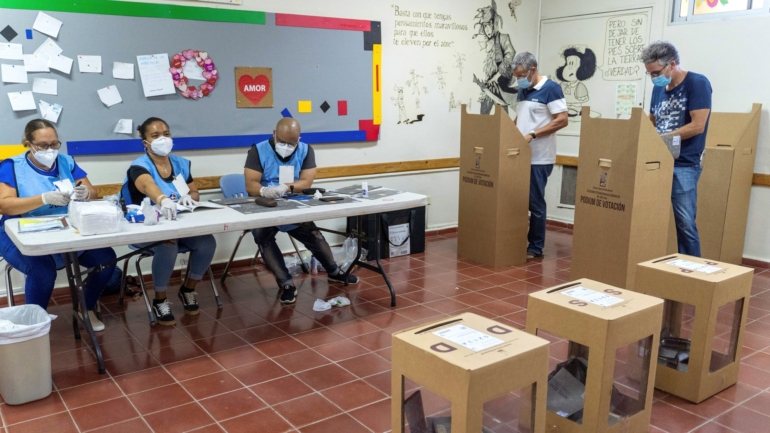 7,5 milhões de eleitores dominicanos foram chamados às mesas de voto