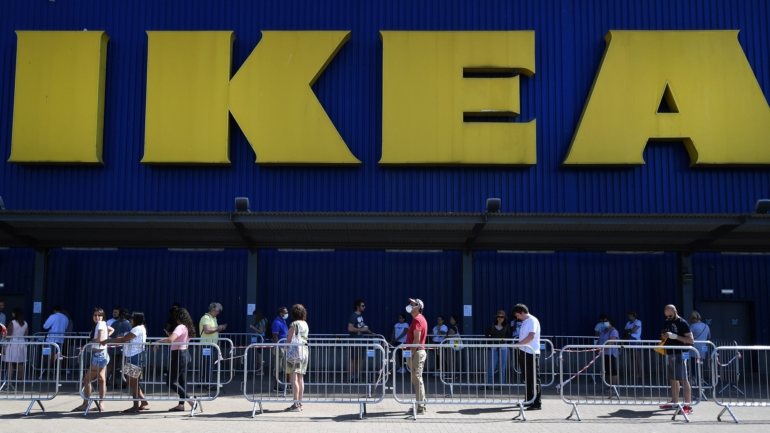Em 13 de junho, o Financial Times avançou que o grupo Ikea estava em negociações com os governos de nove países, incluindo Portugal, para devolver os apoios concedidos