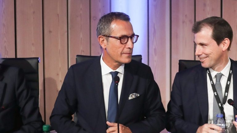 Miguel Stilwell de Andrade (à direita) juntamente com António Mexia (à esquerda), numa assembleia-geral de acionistas em 2019