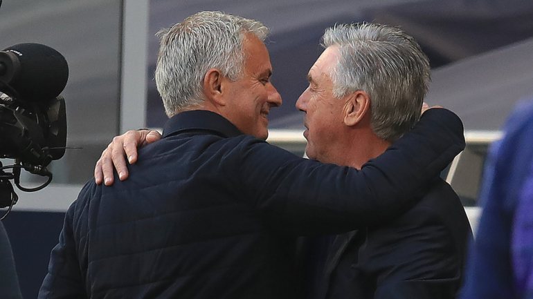 José Mourinho &quot;avisou&quot; que não iria cumprir a regra e abraçou o amigo Ancelotti antes do jogo