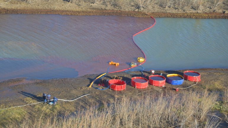 No final de maio, 21 toneladas de combustível foram despejadas em vários cursos de água depois do colapso de um reservatório de uma central térmica pertencente à sociedade NTEK, que integra o grupo Norilsk Nickel.