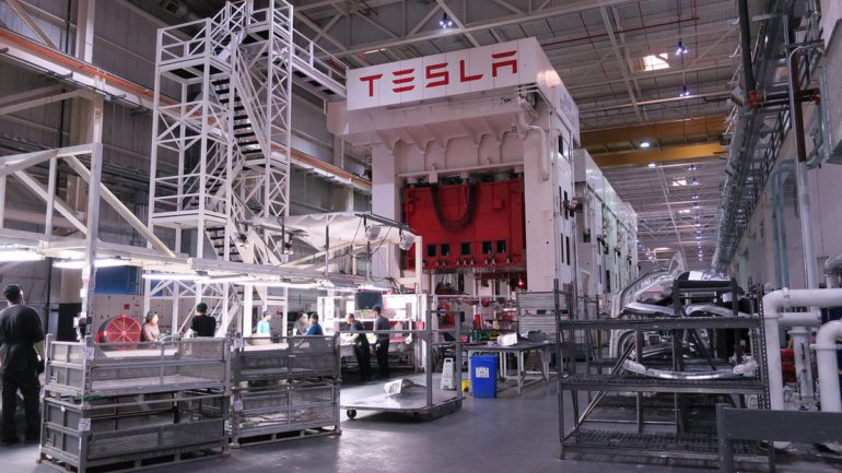 Elon Musk vai usar a Tesla Grohmann Automation, que produz os robots com que o construtor fabrica os carros e as baterias, para construir impressoras de moléculas para vacina destinada a combater a Covid-19