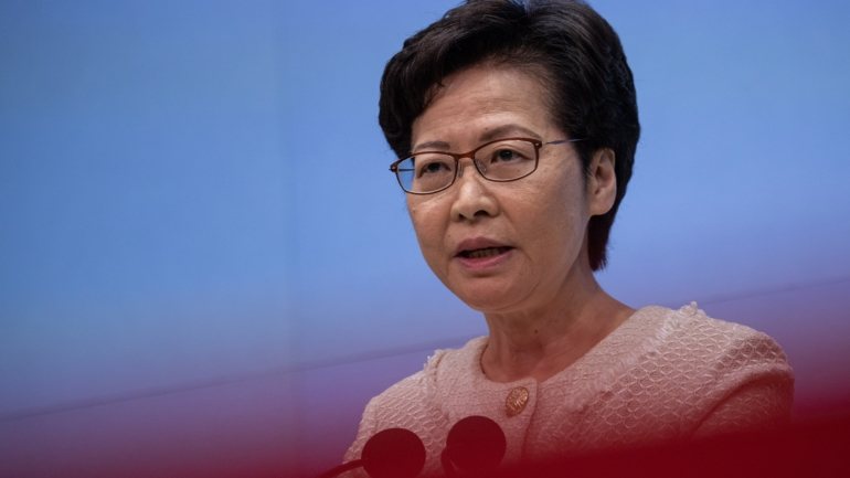 Carrie Lam afirma que o diploma imposto por Pequim ajudará a restaurar a estabilidade e a confiança após meses de protestos