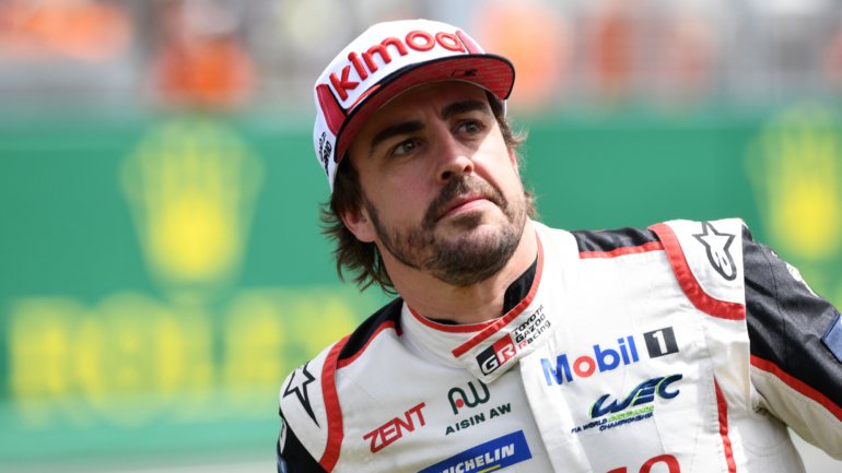 Alonso deixou a prova rainha do automobilismo numa altura em que estava a competir pela McLaren
