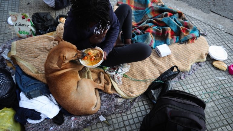 De acordo com a ONG, a situação da pobreza e fome no Brasil começou a deteriorar-se em 2015 devido “à crise económica e a quatro anos de austeridade”