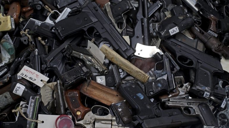 Entre as armas entregues, é comum muitas serem pistolas ou espingardas de caça herdadas