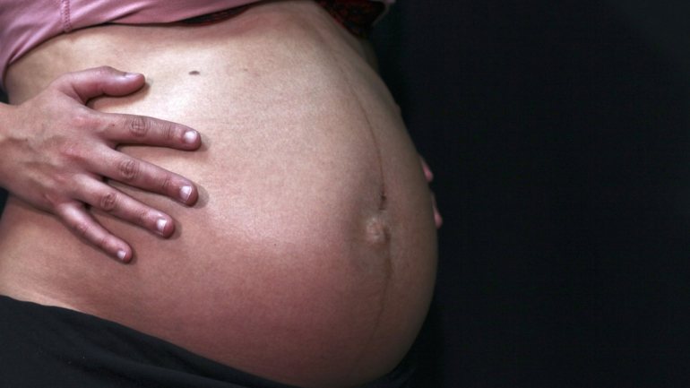 Os investigadores estudaram 31 mulheres grávidas hospitalizadas com Covid-19 e encontraram o vírus SARS-Cov-2 em placentas, no cordão umbilical, na vagina e no leite materno